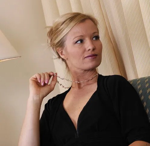 Photo de Chrystelle - Jolie blonde, sensible, infirmière, cherche homme respectueux, pas que le physique.