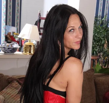 Photo de Corine - Mariée, mari infidèle, cherche amant doux pour rendez-vous secrets et romantiques.