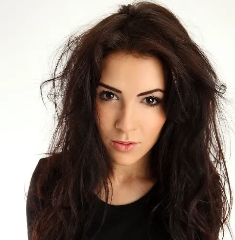 Photo de Julie - Grande fille simple, bien dans sa vie, cherche homme accompli d'au moins 35 ans.