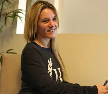 Photo de Maeva - Sportive, krav maga, cherche homme plus âgé, intello, pour relation durable.