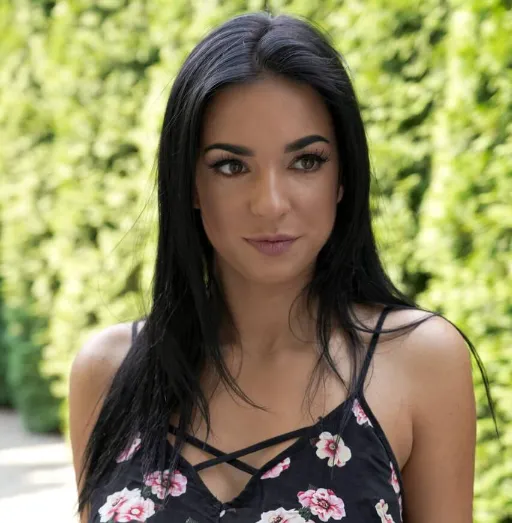 Photo de Melanie - Nouvelle dans la ville, aime l'eau, cherche beau garçon pour tourner la page.